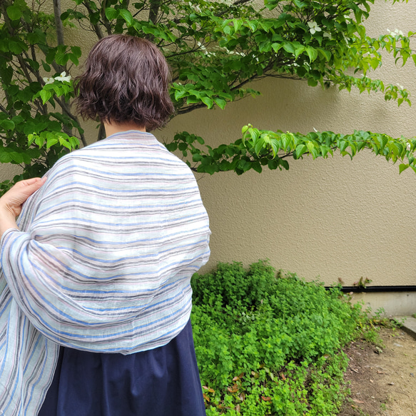 【即納】ふんわりと風をまとう　さわやかなマルチストライプのリネンストール 4枚目の画像