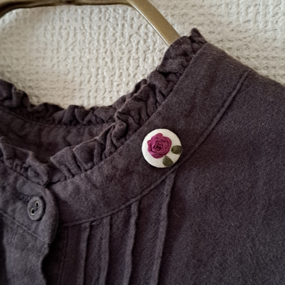 艶やかなバラ　リボン刺繍　くるみボタン　タックピン 1枚目の画像