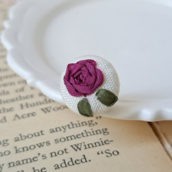 艶やかなバラ　リボン刺繍　くるみボタン　タックピン 3枚目の画像