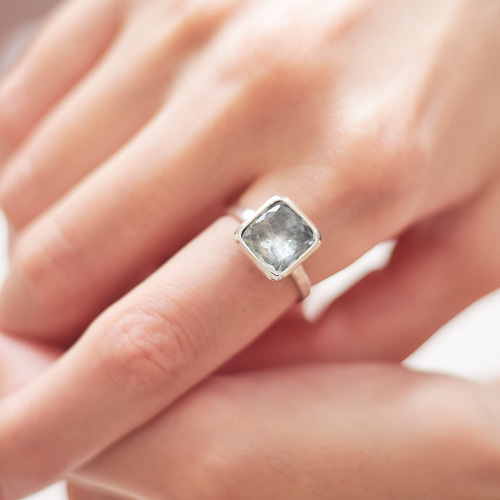 アクアマリン 18kベゼルのシルバーリング アクアマリン 18kベゼルのシルバーリング アクアマリン 18k