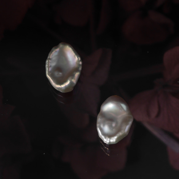 #957 獨一無二的 K10 灰色罌粟珍珠單枚穿孔或耳環 第3張的照片