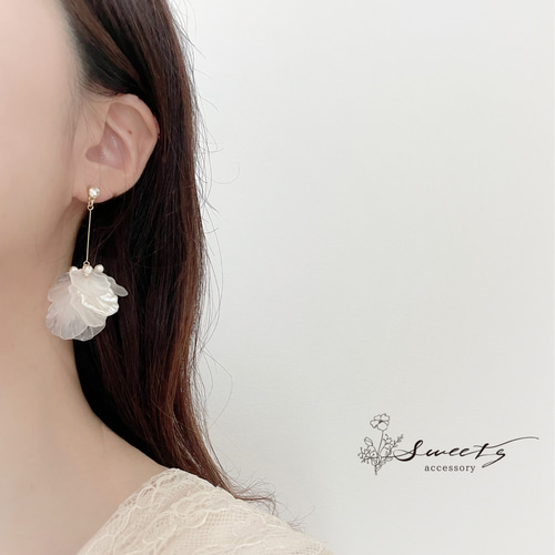揺れるすりガラスホワイトmix花びらピアス・イヤリング ピアス 