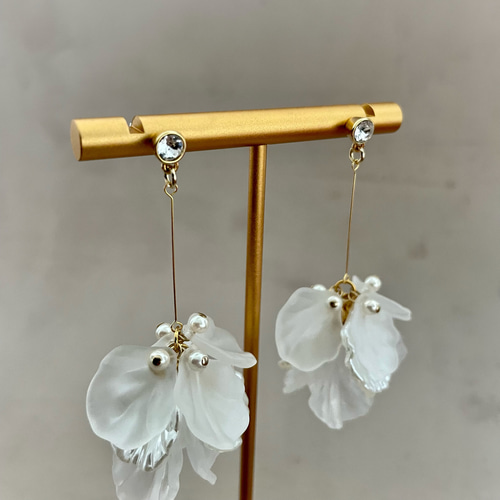揺れるすりガラスホワイトmix花びらピアス・イヤリング ピアス