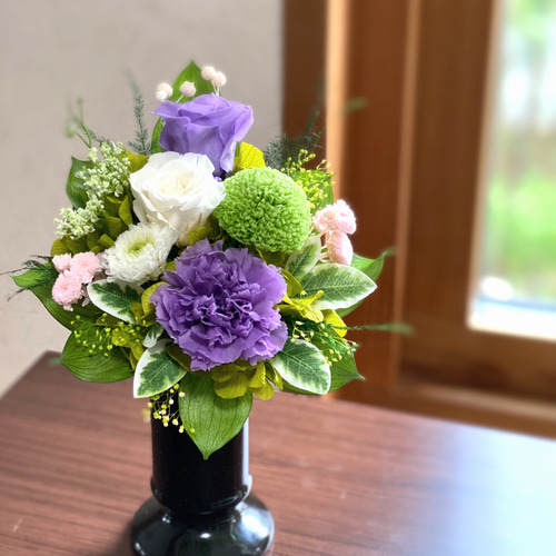 スマートなスタイルの仏花 (黒花器・高さ23cm) プリザーブドフラワー