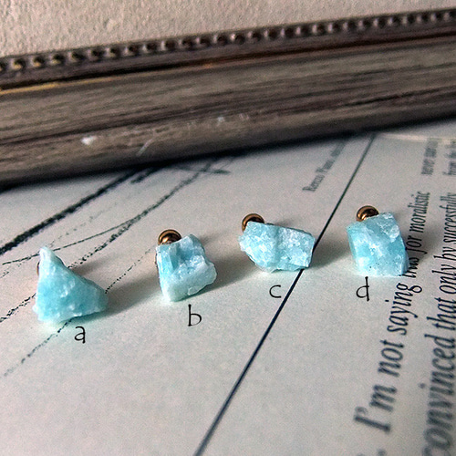 アマゾナイト原石一粒ピアス ピアス（スタッド・一粒） kakerat 通販