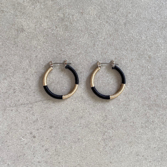 シルクのバイカラーフープピアス・イヤリング/gold×black ピアス