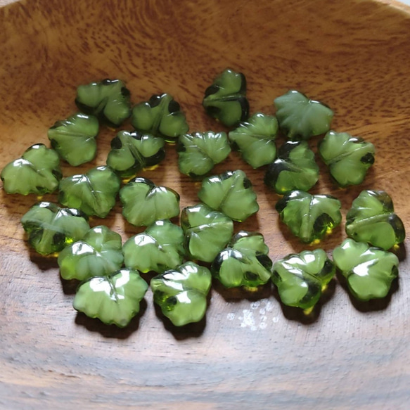 mapleリーフ チェコグラス マーブルグリーン 10個 ビーズ jsmaria 通販｜Creema(クリーマ)