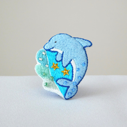 完璧 ごきげんなイルカ 夏の海 刺繍ブローチ【受注製作】 手 ブローチ その他