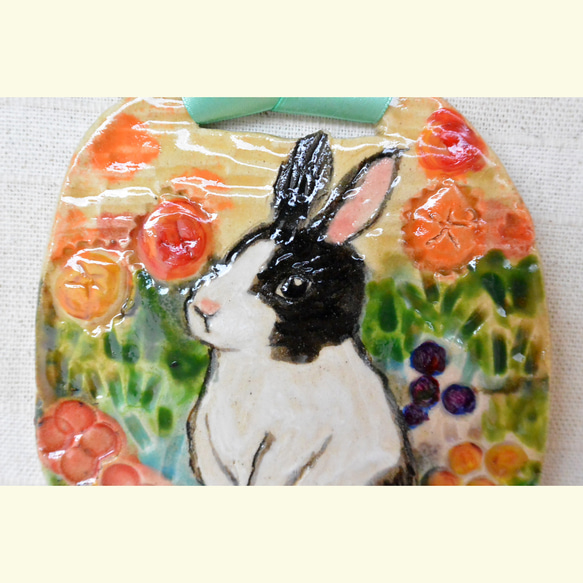 ウサギの陶板　壁掛け　白黒うさぎ　植物柄　インテリア飾り　パンダウサギ　カラフル　手作り陶器・陶芸 9枚目の画像