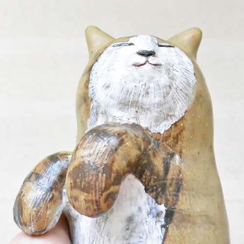 夏のお昼寝 猫の置き物 渋めカラー シマシマ トラ猫 のんびり へそ天