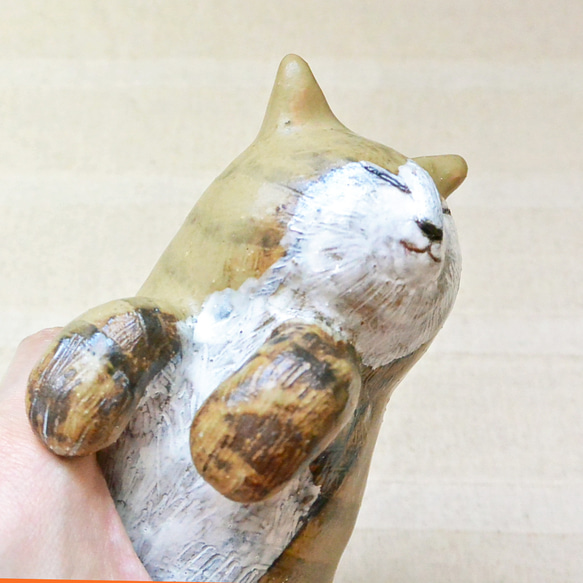 夏のお昼寝　猫の置き物　渋めカラー　シマシマ　トラ猫　のんびり　へそ天　インテリア　手作り陶芸　陶器の置物 8枚目の画像