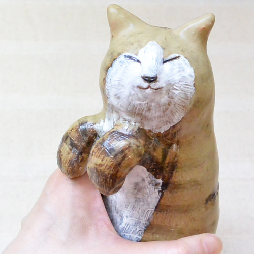 夏のお昼寝 猫の置き物 渋めカラー シマシマ トラ猫 のんびり へそ天