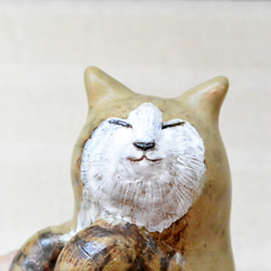 夏のお昼寝　猫の置き物　渋めカラー　シマシマ　トラ猫　のんびり　へそ天　インテリア　手作り陶芸　陶器の置物 5枚目の画像
