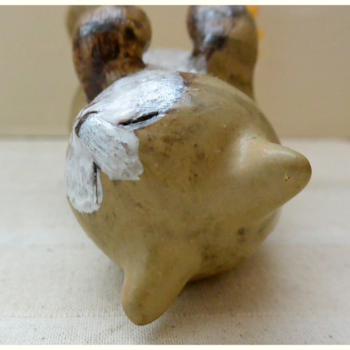 夏のお昼寝 猫の置き物 渋めカラー シマシマ トラ猫 のんびり へそ天