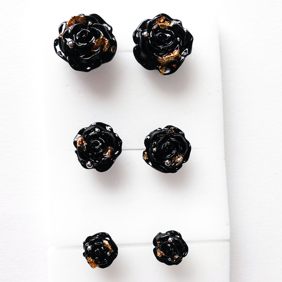 ｢japanese beauty roses｣  21【ピアス(イヤリング交換可)】バラ  ローズ 黒 ブラック 金箔 8枚目の画像