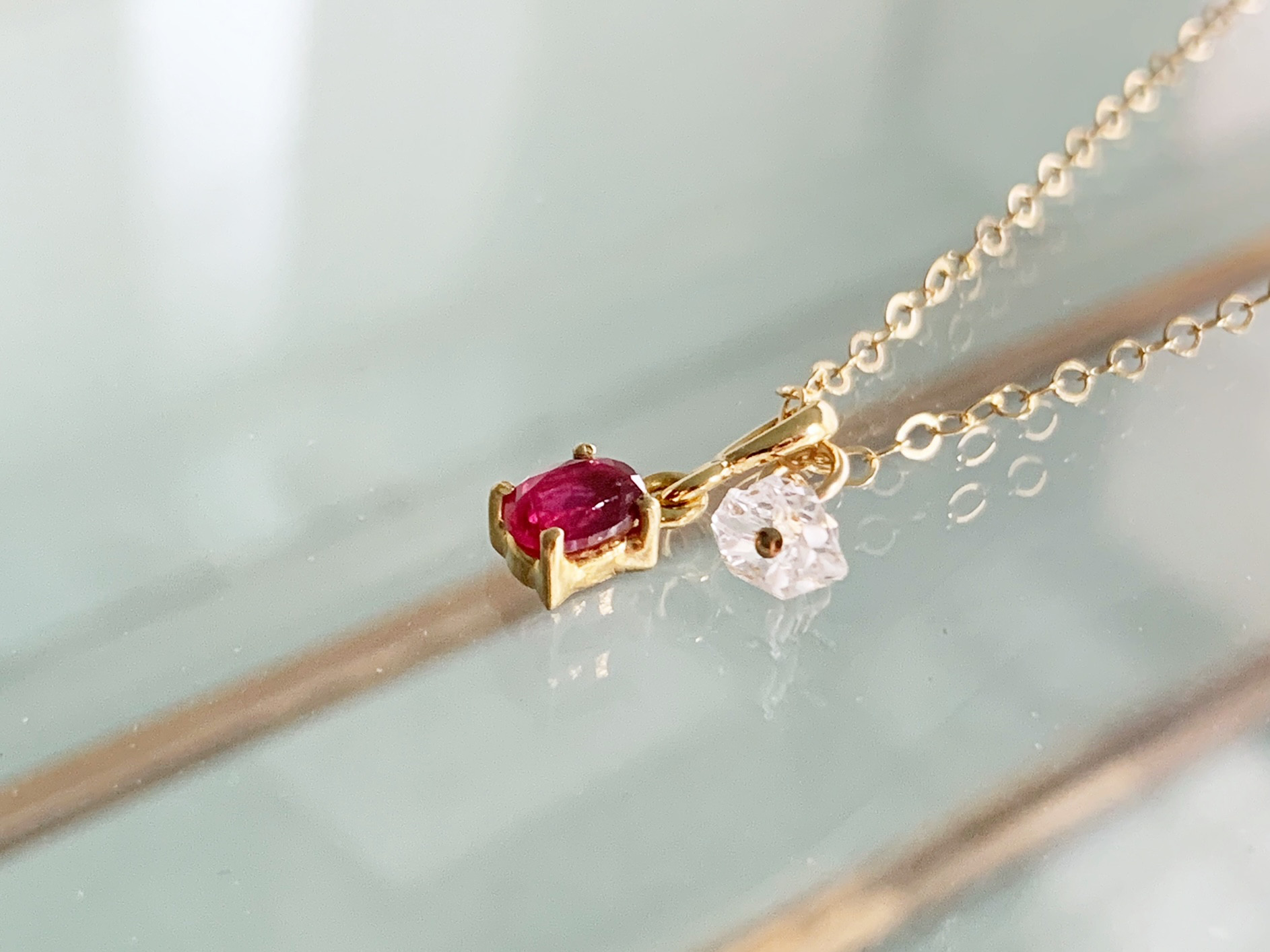 【4月＆7月の誕生石】生命力を感じさせる気品と美しさを引き出すルビー＆ハーキマー・ダイヤモンド・ネックレス（K14GF）