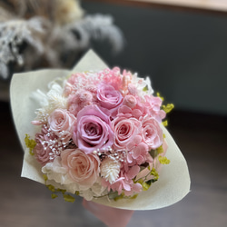 ピンクの可愛いプリザーブドフラワーブーケ　花束　薔薇　ローズ　ウェディング　送別 5枚目の画像