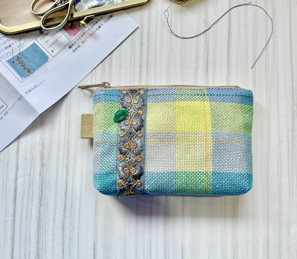 【動画付き　手縫いでも作れる織布付き制作キット難易度②】刺繍リボン付きファスナーポーチキット　ブルー系チェック 2枚目の画像