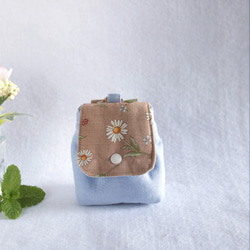 バッグにつけられるリュック型のミニミニポーチ《ベージュのお花》 2枚目の画像