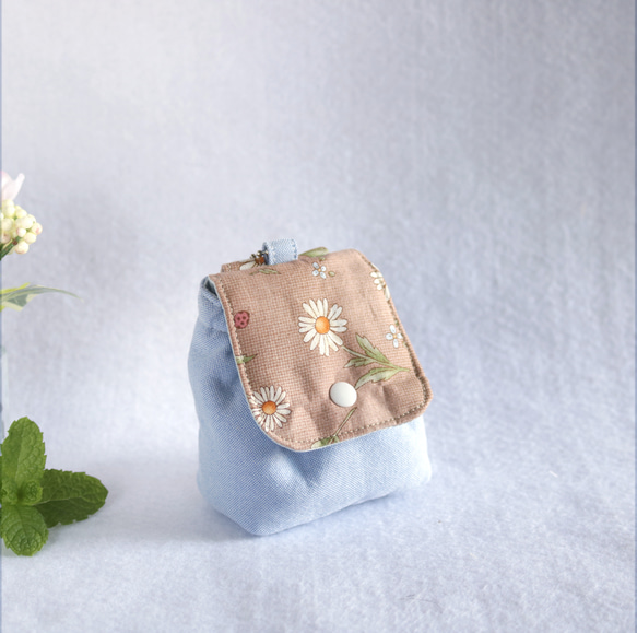 バッグにつけられるリュック型のミニミニポーチ《ベージュのお花》 1枚目の画像