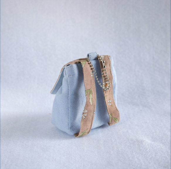 バッグにつけられるリュック型のミニミニポーチ《ベージュのお花》 3枚目の画像