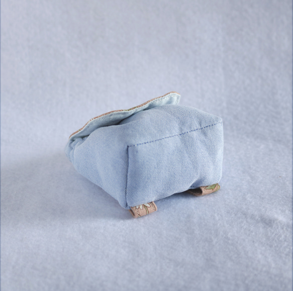 バッグにつけられるリュック型のミニミニポーチ《ベージュのお花》 4枚目の画像