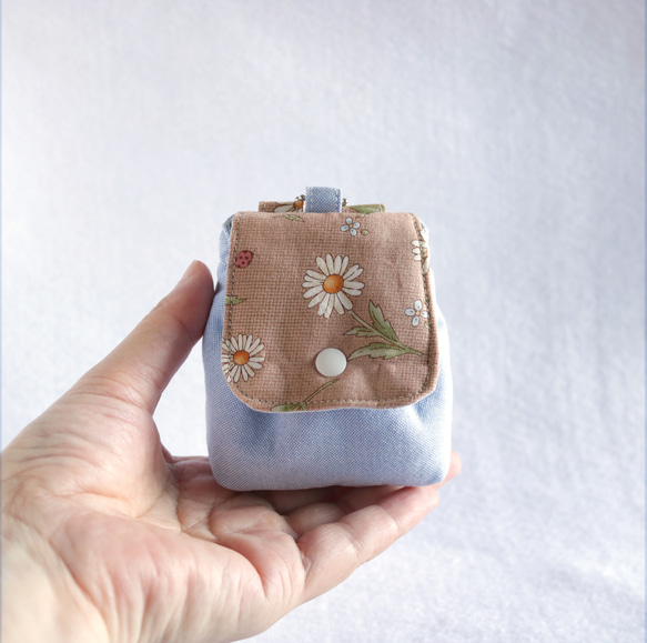 バッグにつけられるリュック型のミニミニポーチ《ベージュのお花》 7枚目の画像