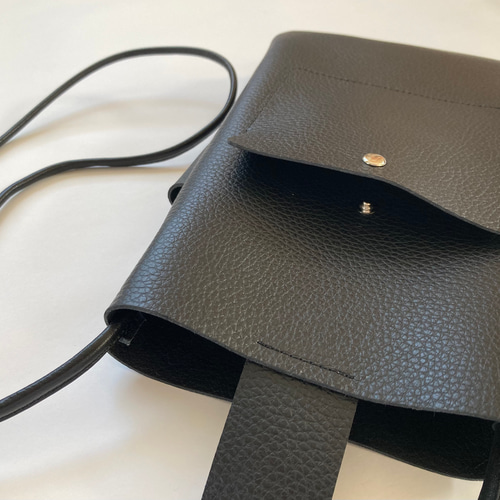 メガネポケット付きレザーサコッシュ黒＊イタリアンレザー シュリンク