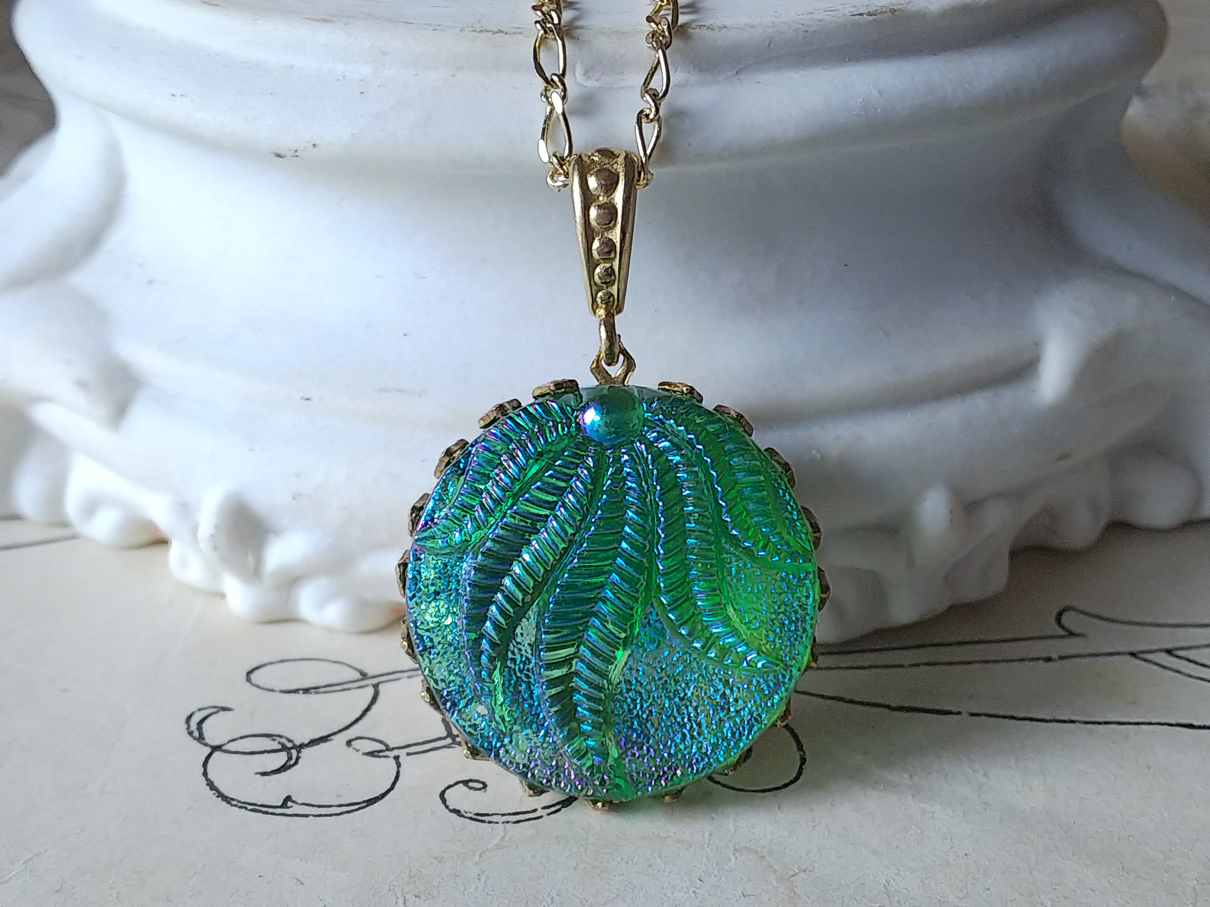 ヴィンテージ　GreenオーロラLeaf（23㎜）クラシカルネックレス 4,844円