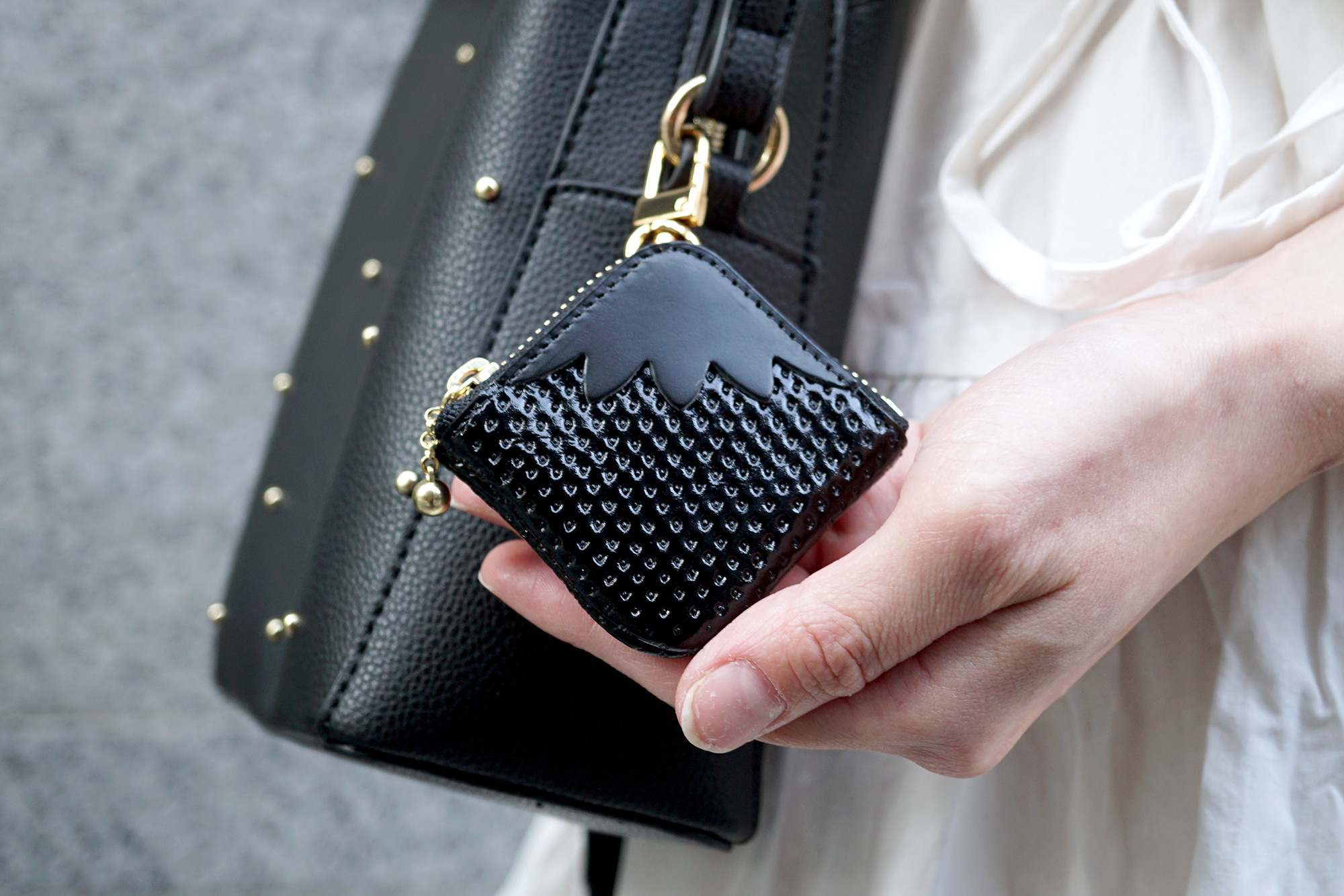 ナスカン付きミニチュアL字ファスナー小銭入れ／ヘタ付き黒いちご（牛革製）