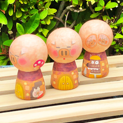童話　三匹の豚【木箱と額入りイラスト付】小こけし。かわいい木製の動物人形。出産祝いやプレゼントに 3枚目の画像