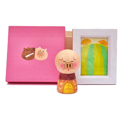 童話　三匹の豚【木箱と額入りイラスト付】小こけし。かわいい木製の動物人形。出産祝いやプレゼントに 4枚目の画像