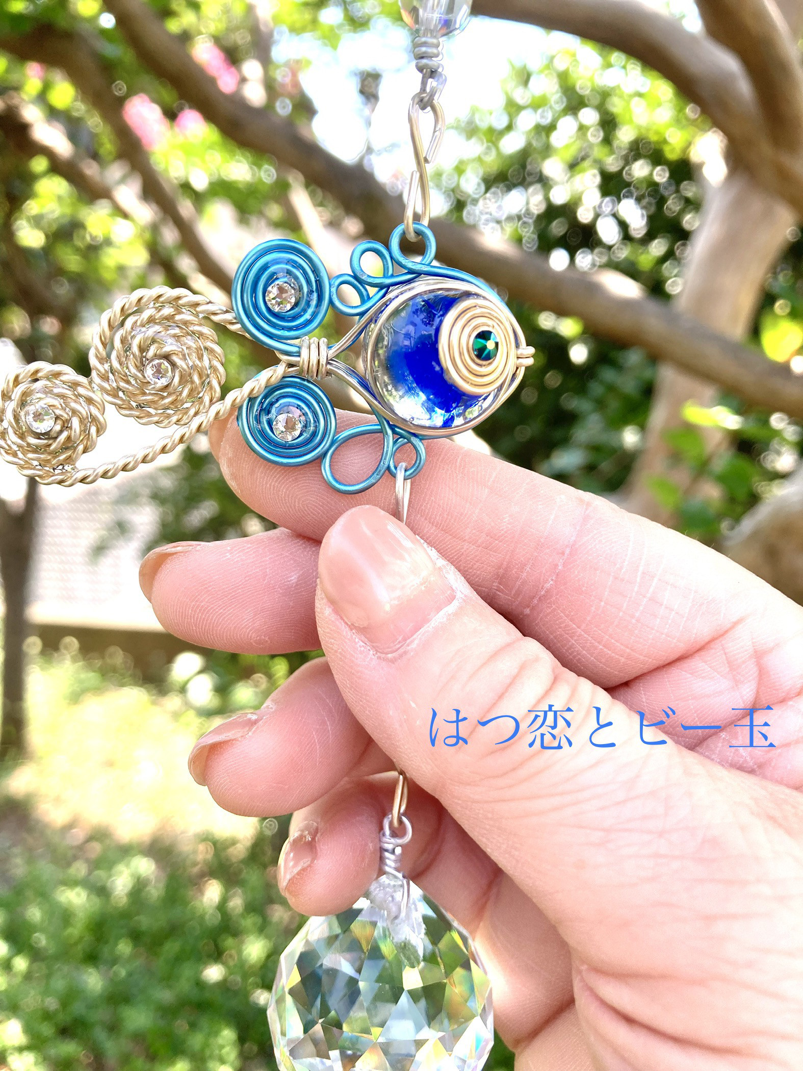 ステンドグラス　青い鳥とブドウのサンキャッチャー ステンドグラス 青い鳥とぶどうのサンキャッチャー ステンドグラスの