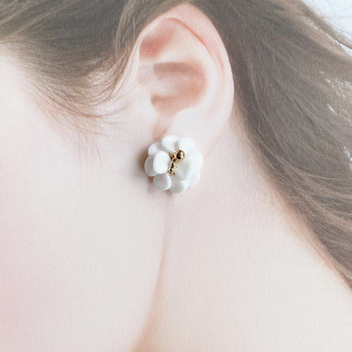 フラワーピアス/イヤリング(ホワイト) ピアス（スタッド・一粒