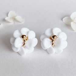 フラワーピアス/イヤリング(ホワイト) ピアス（スタッド・一粒