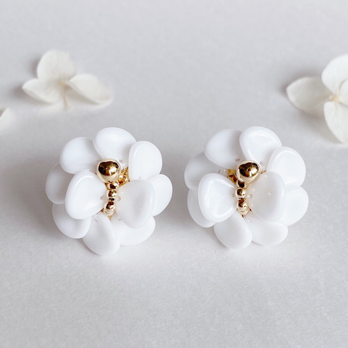 ホワイトアッシュプレスフラワーピアス/ドライフラワーピアス/レジン