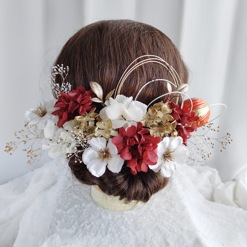 紅茶 様お取引中⭐087⭐　❣️２点目から100円引❣️キラキラお花リボンヘアゴム リンゴの花×赤白金の紫陽花の成人式髪かざり 紅白 白無垢 水引 水引き