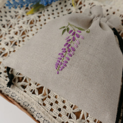 《名入れ》藤の花＊リネンの手刺繍巾着ポーチ 2枚目の画像