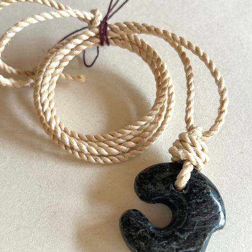 【守護の石】神居古潭石『飛龍』☆ブラック☆ペンダントトップ　精麻より紐ネックレス 守護の石】神居古潭石『飛龍』☆ブラック☆ペンダントトップ 精麻より