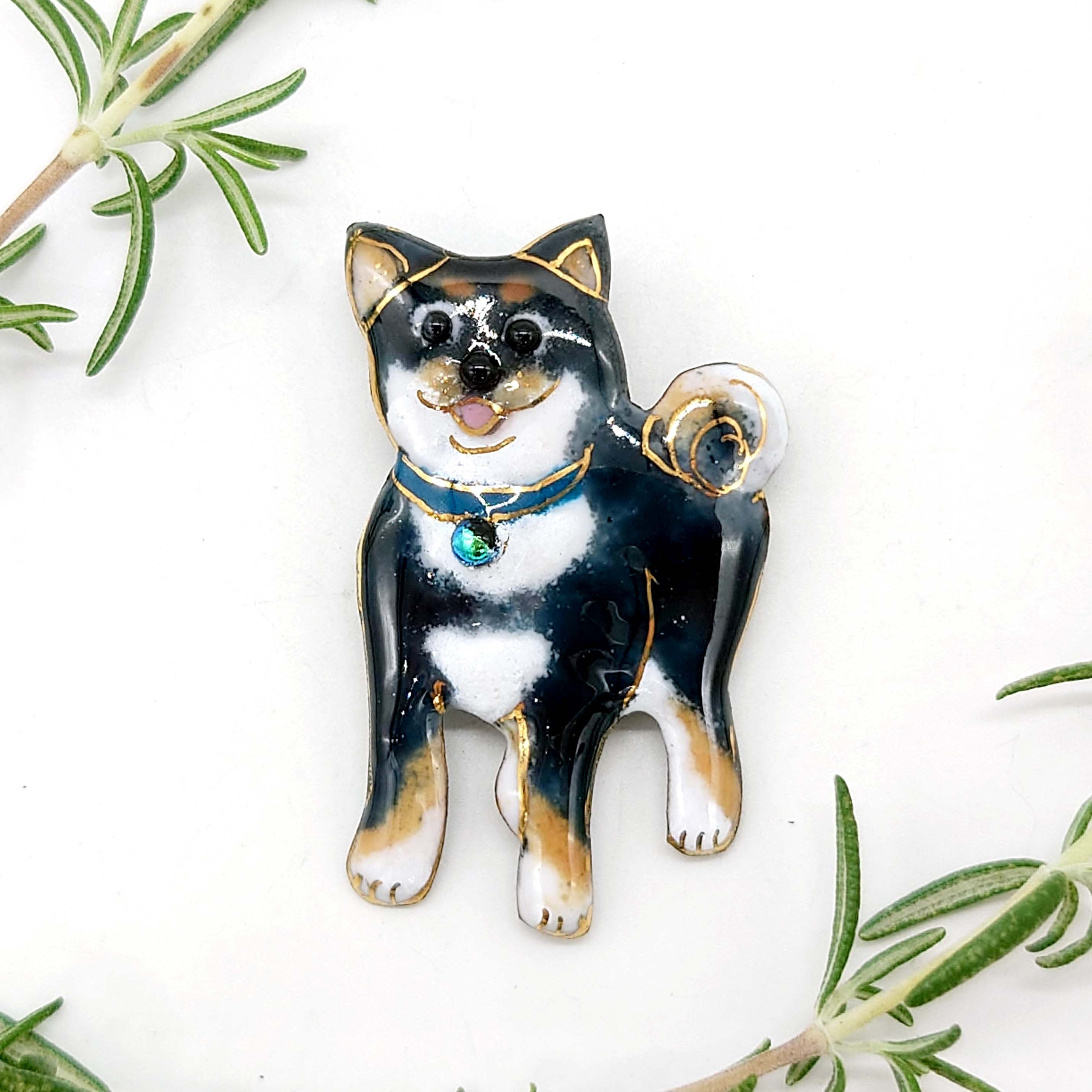 黒柴犬（2023A）の七宝焼ブローチ【受注制作】