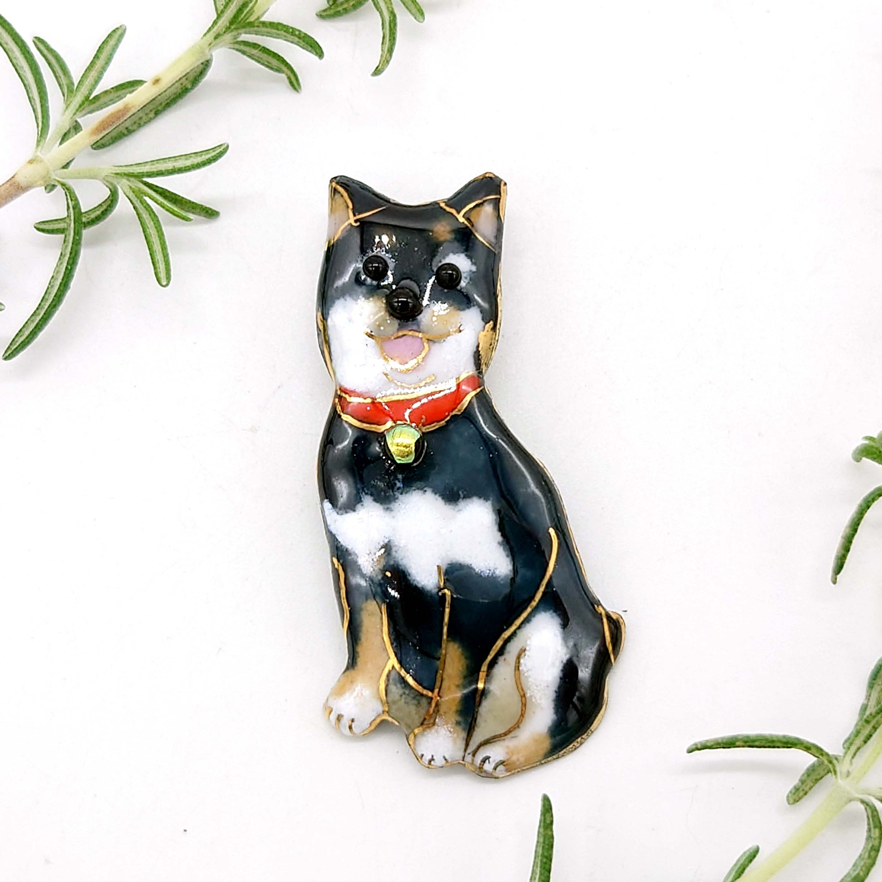 黒柴犬（2023B）の七宝焼ブローチ【受注制作】