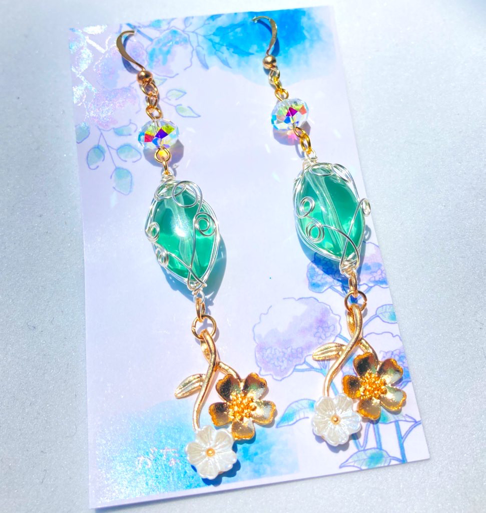 癒しグリーンのワイヤーラッピング ピアス