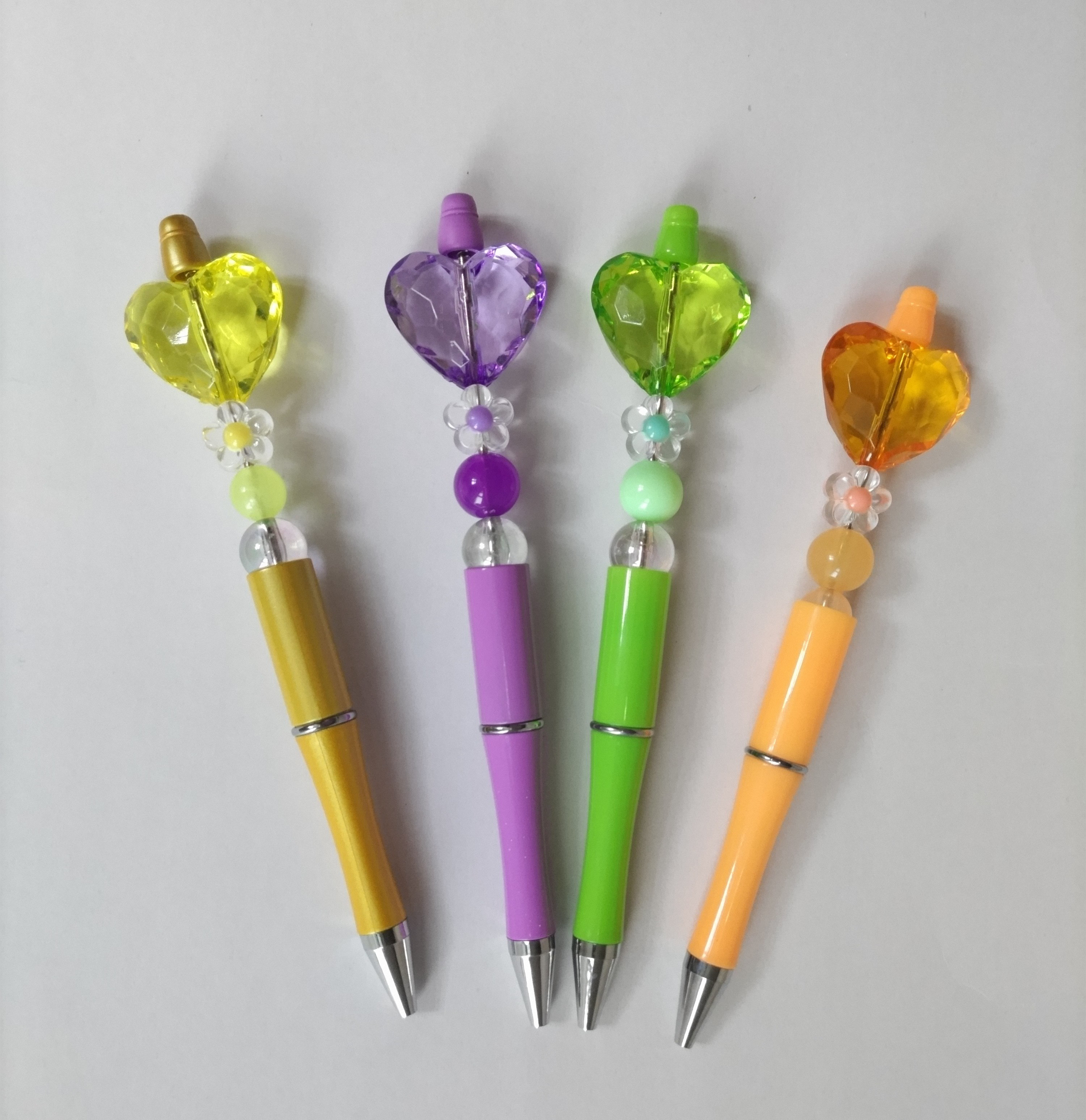 NO.100 カスタムボールペン　クマちゃん　チャーム付　キラキラビーズ NO.100 カスタムボールペン　クマちゃん　チャーム付　キラキラビーズ