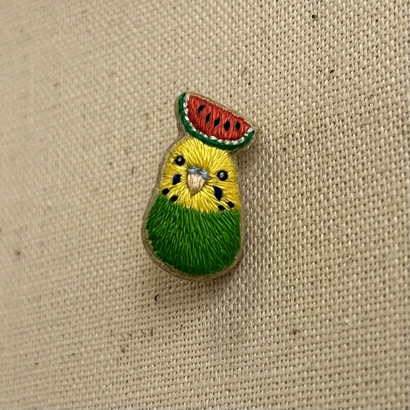 セキセイインコの刺繍ミニブローチ 1枚目の画像