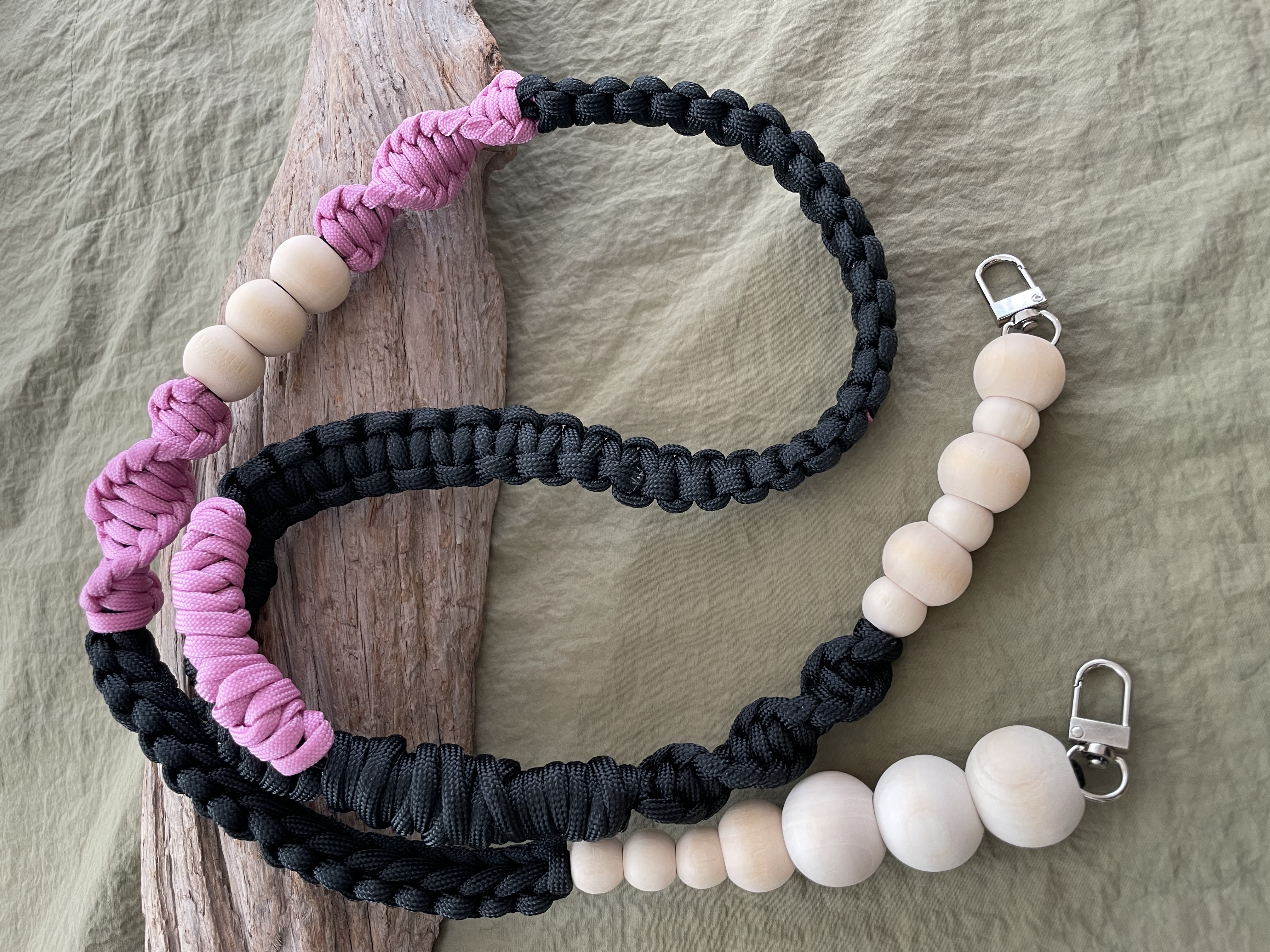 Wood ballとパラコードのストラップ　BLACK×pink