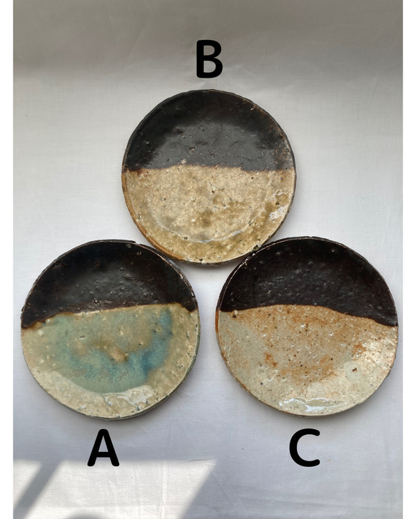 おうちでオシャレなカフェ気分♪プレゼントにも喜ばれる◎黒×流れる釉薬のツートンカラー！使いやすいサイズが嬉しい　〜小皿〜 2枚目の画像