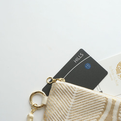 【雪輪模様　ゴールド シルク 帯リメイク　バッグチャーム型ミニポーチ】カードケース、コインケース、メイクポーチ　旅行　 5枚目の画像