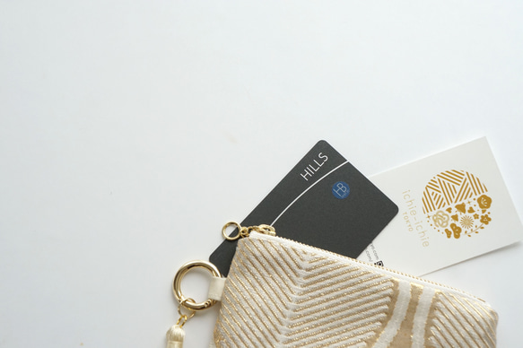 【雪輪模様　ゴールド シルク 帯リメイク　バッグチャーム型ミニポーチ】カードケース、コインケース、メイクポーチ　旅行　 5枚目の画像