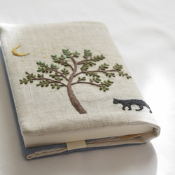 送料無料「月と木と猫」手刺繍ブックカバー・文庫本サイズ 2枚目の画像