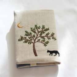 送料無料「月と木と猫」手刺繍ブックカバー・文庫本サイズ 4枚目の画像